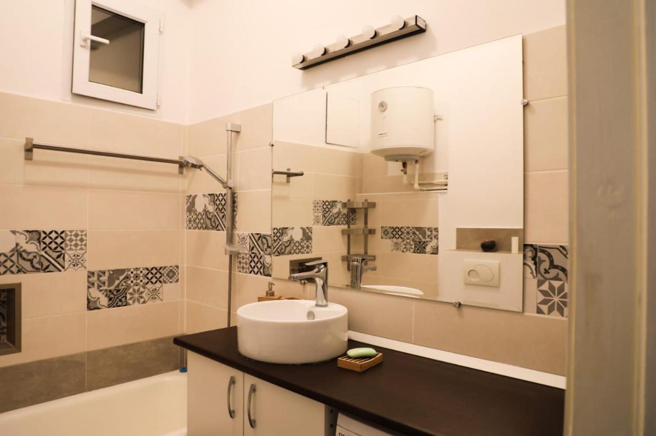 Ultracentral Cozy Apartment Near Old Town Bukares Bagian luar foto